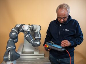 robotti-ja-mies-scaled